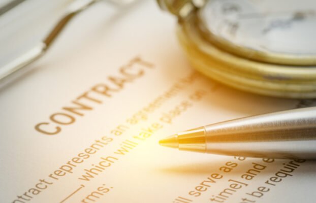 BusinessLegalDocumentContractAgreementConceptBluePen Yesil Science BusinessLegalDocumentContractAgreementConceptBluePen